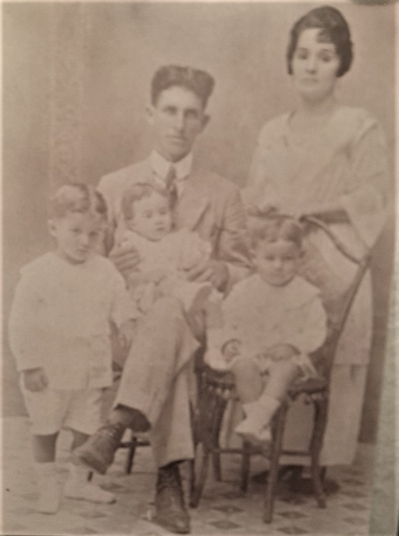 Photo Manolo Family3.jpg